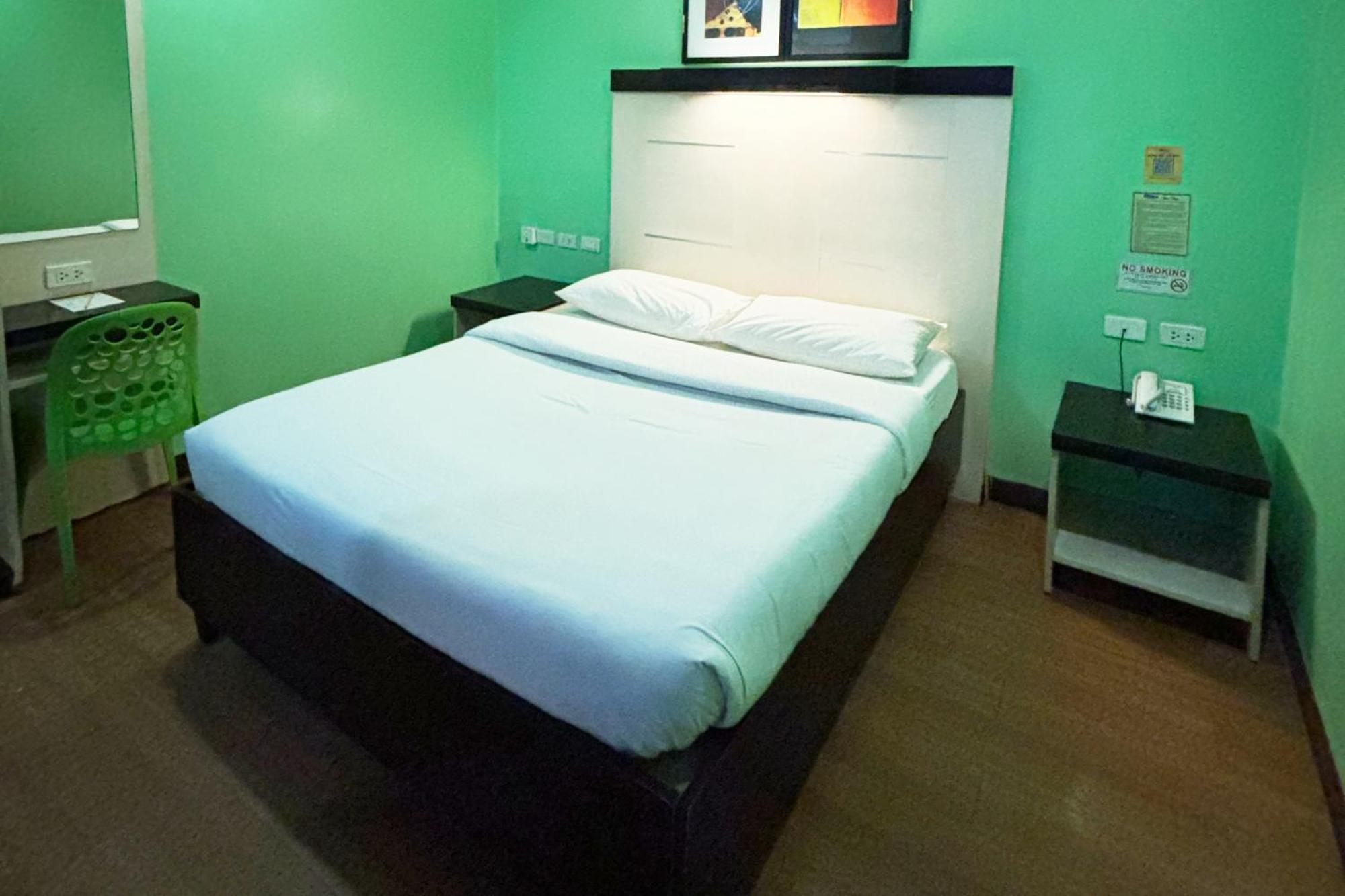 Sugbutel Family Hotel Cebu Powered By Cocotel Exterior foto